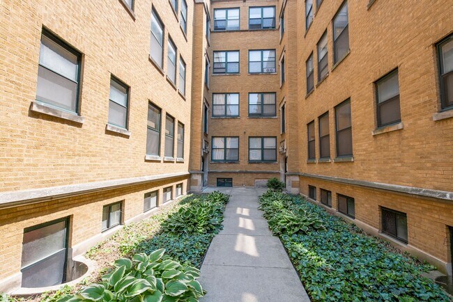 Building Photo - 2-Bedroom in Chicago’s historic South Shor...