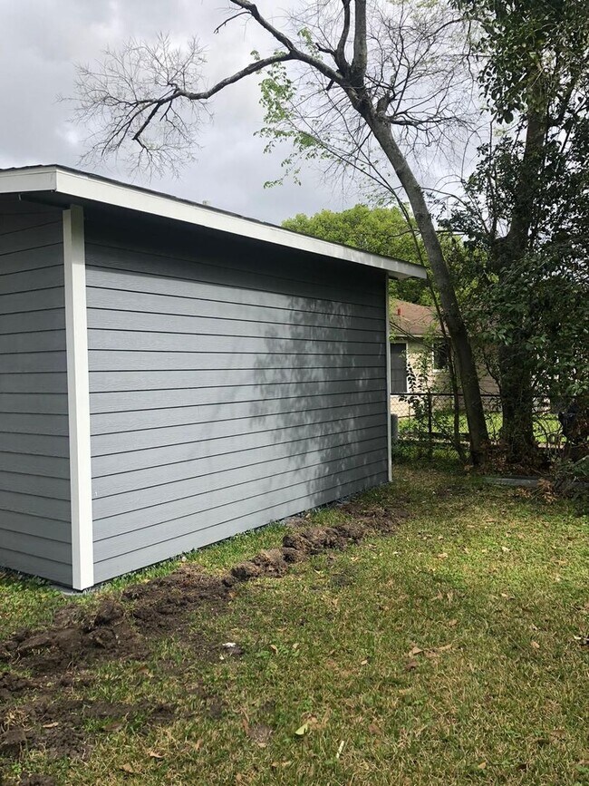 Building Photo - Affordable spacious 4bed/2bath single-fami...
