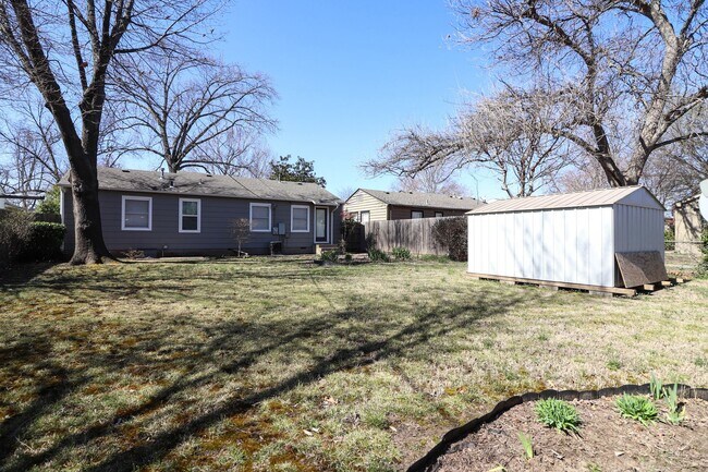Foto del edificio - Cozy Bungalow in Brookside area, close to shopping for grocery, coffee shops, restaurants and muc...
