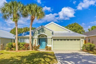 Building Photo - 920 NW Waterlily Pl