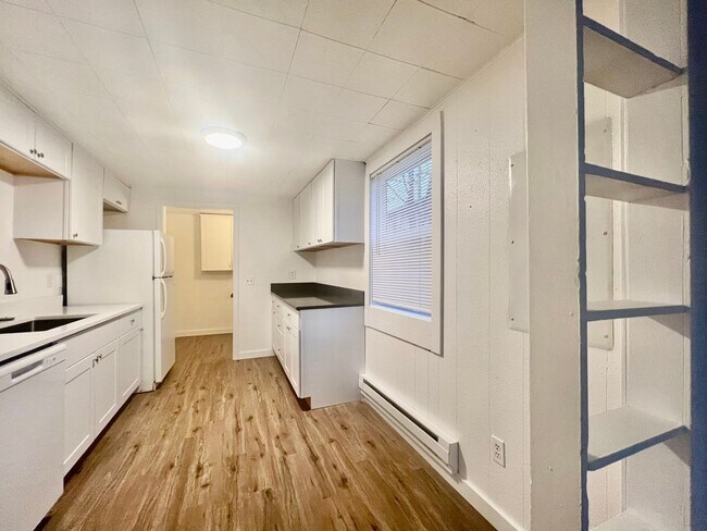 Building Photo - Cute house that is close to it all! Granit...
