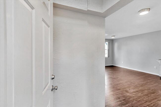 Building Photo - 6817 Simson St