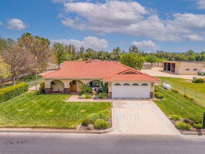 Foto principal - 24240 Douglas Ave