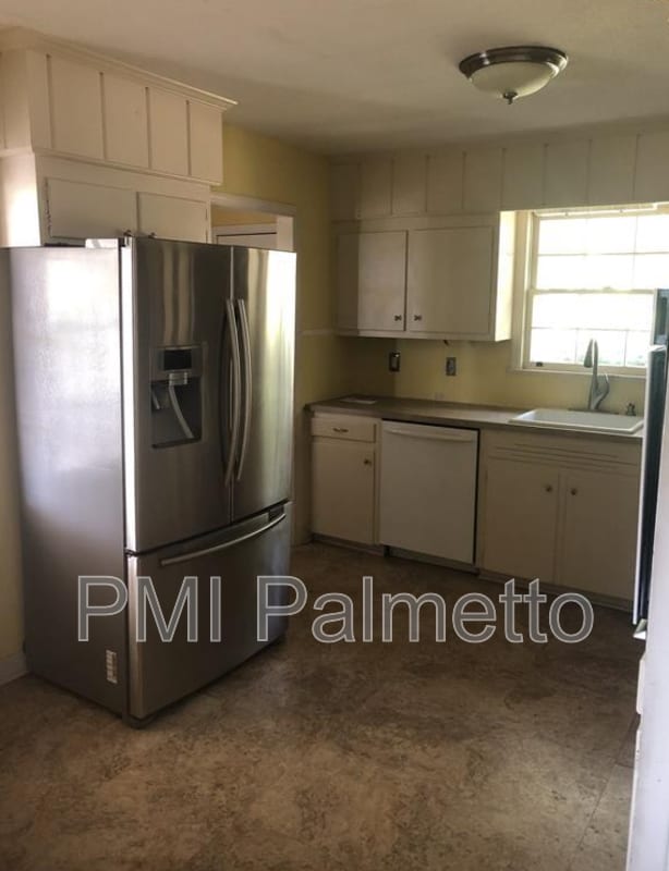 Building Photo - 916 Riverview Dr