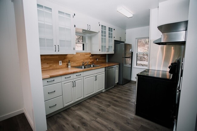 Building Photo - Charming 4-Bedroom Home with Stunning View...