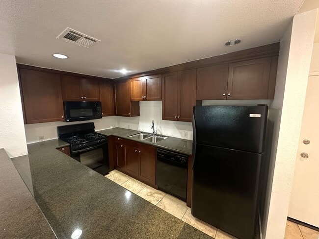 Building Photo - Beautiful 2-Bed, 2-Bath Winnetka Condo – Spacious, Updated & Move-In Ready