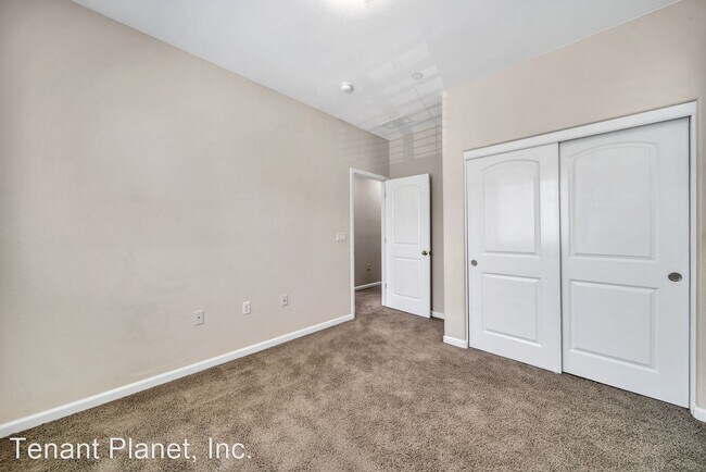 Building Photo - 3 br, 2.5 bath House - 600 Old Oak Ln Unit 4