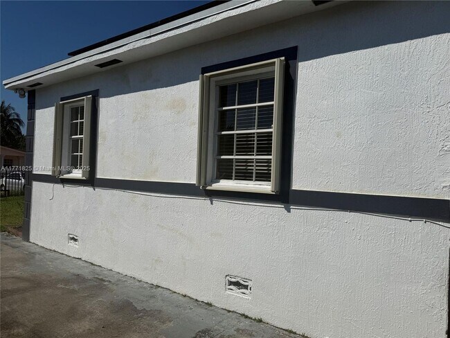 Foto del edificio - 421 NW 148th St