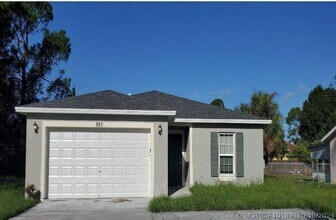Building Photo - 980 SW Del Rio Blvd