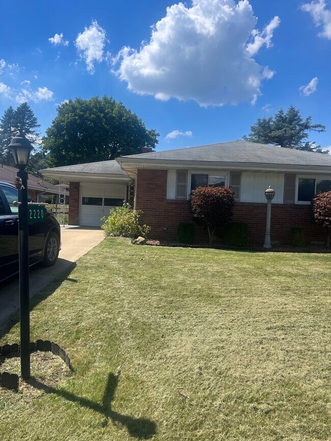 Building Photo - 2220 Cypress Dr
