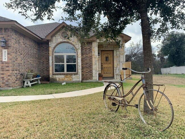 Foto del edificio - Spacious Ranch Home with Covered Patio & Greenbelt | 410 & Rittiman Rd