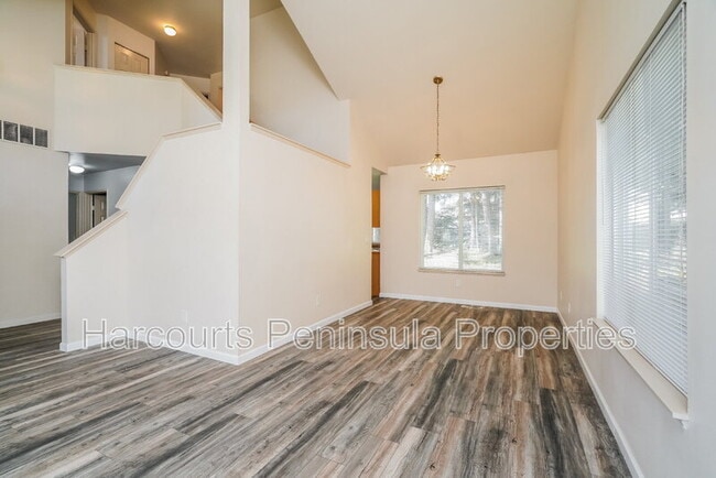 Building Photo - 1119 NW Poppy Ct