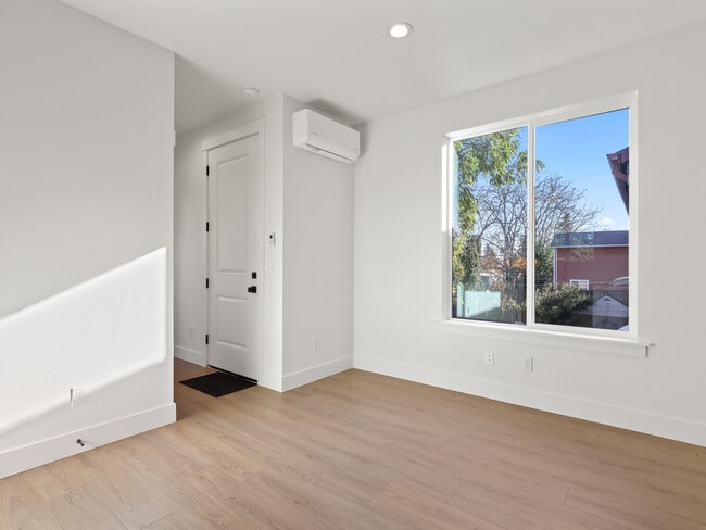Building Photo - 7490 SE 51st Ave