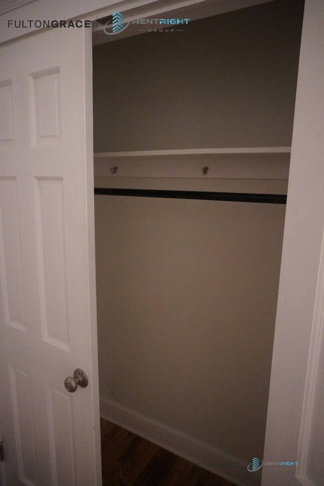 Building Photo - 1712 W Albion Ave