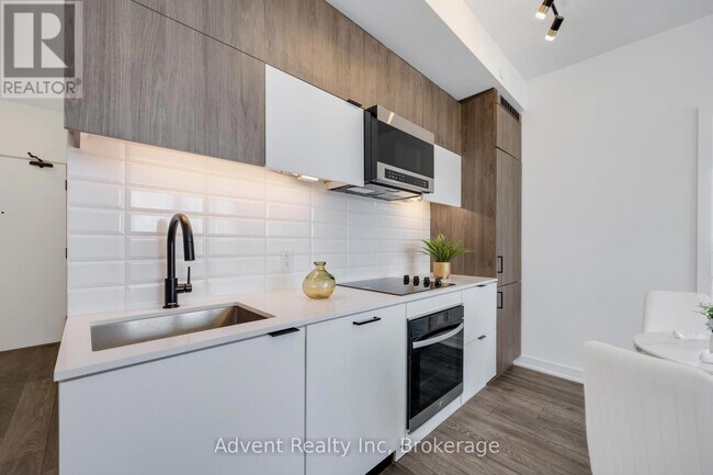 Photo du bâtiment - 8888-8888 Yonge St