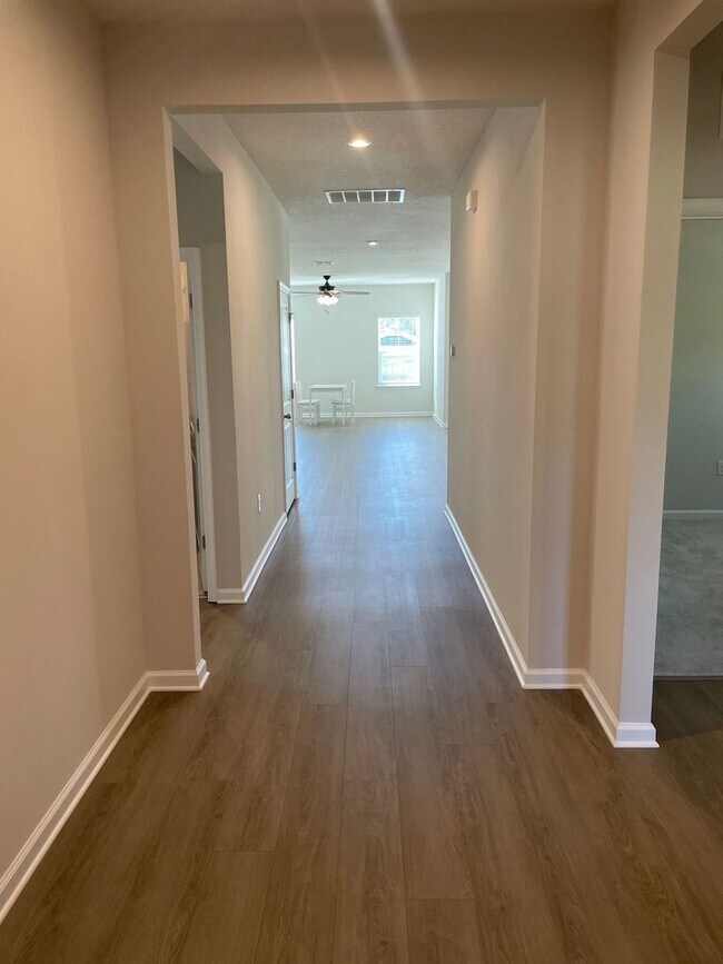 Building Photo - Beautiful 4 Bedroom 2 Bathroom home in Eagle Crest community