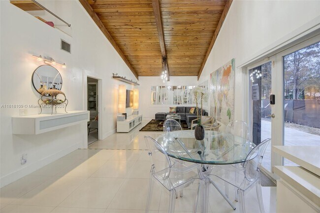 Foto del edificio - 7441 NW 33rd St