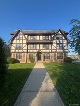 Building Photo - 28 W Neck Rd