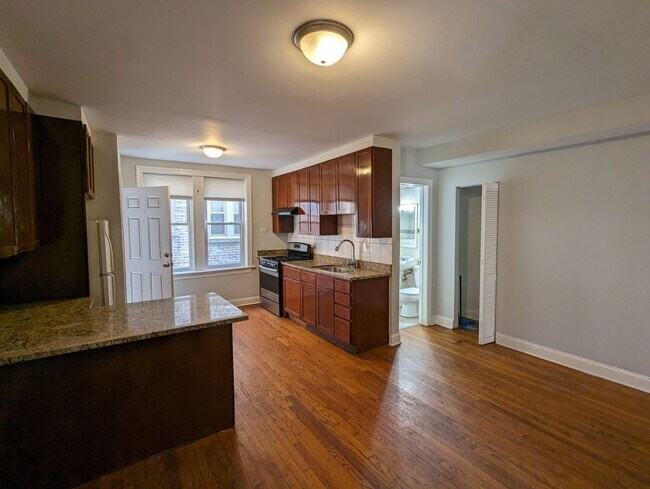 Foto del edificio - 5027 N Harding Ave