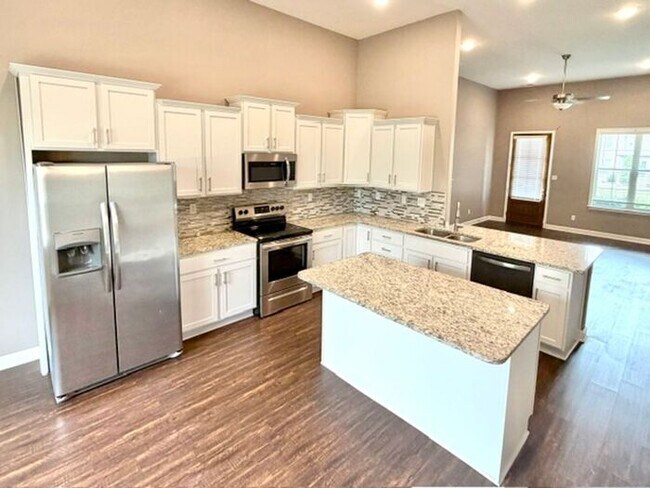 Foto del edificio - Now Leasing a 4-bedroom 3 bath home in Oakland, TN in Fairway Hills off of 64.