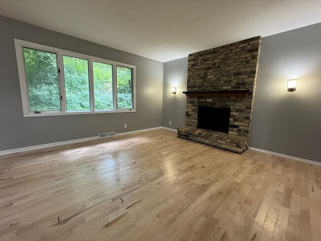 Building Photo - Stunning 3 Bedroom 2 Bathroom Home in Burn...