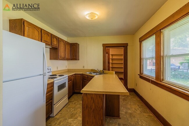 Building Photo - Ideal Location! Next to KSU!