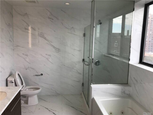 Foto del edificio - 13646-136-41 41st Ave