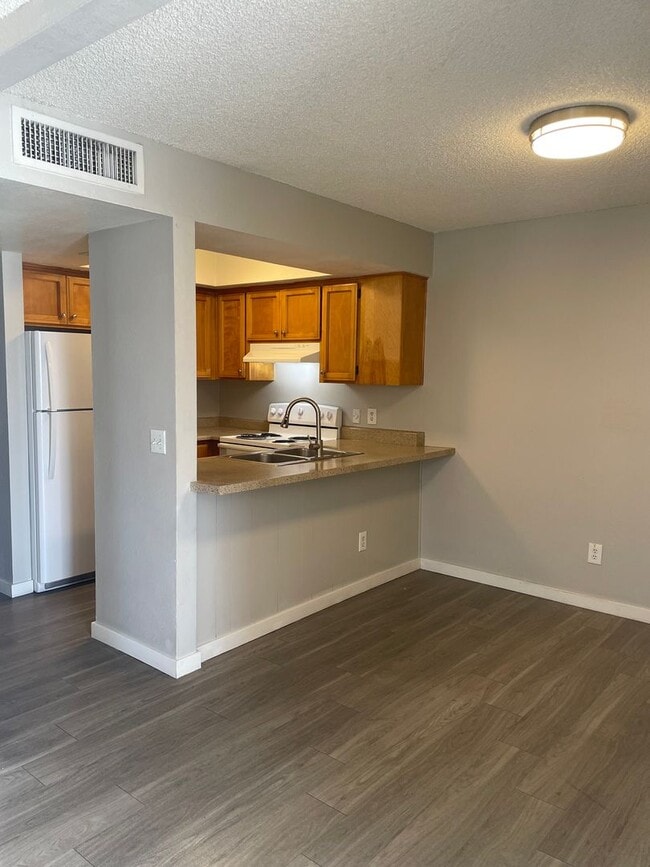 Lovely 2 Bedroom 1 Bath with Fireplace! M... - Lovely 2 Bedroom 1  Bath with Fireplace! M... Apartment