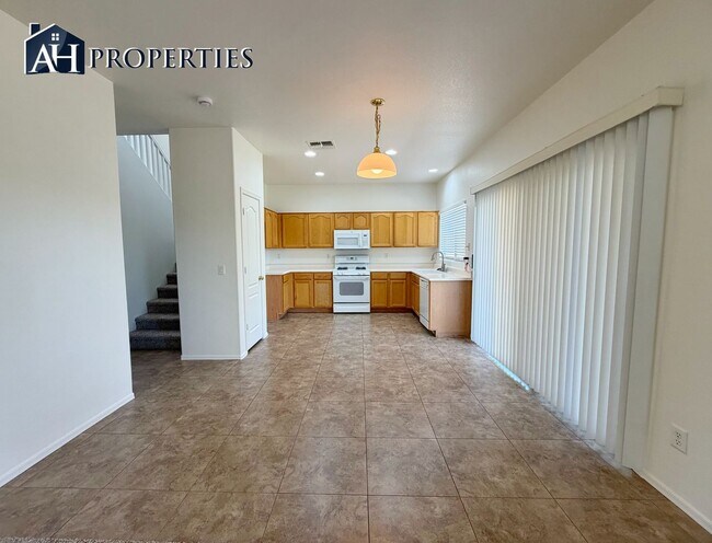Foto del edificio - Large backyard Home in Surprise