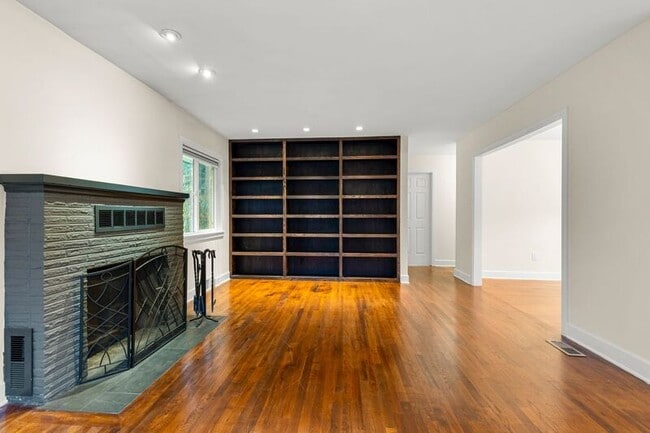 Building Photo - 9702 SW Brookside Dr