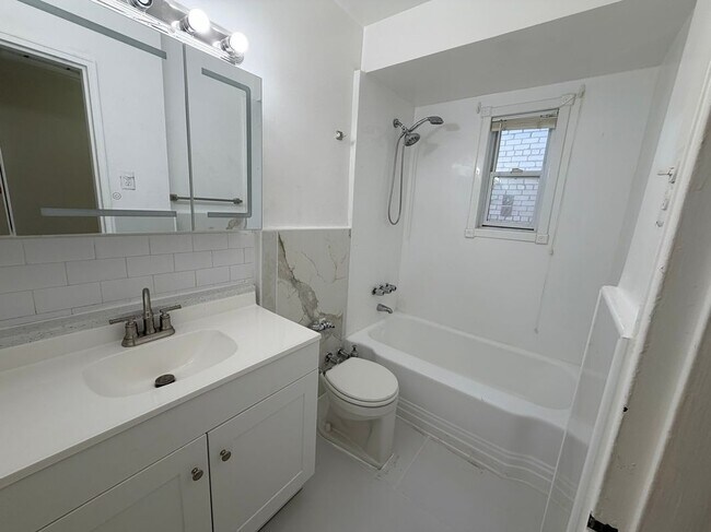 Foto del edificio - 2076 E 63rd St