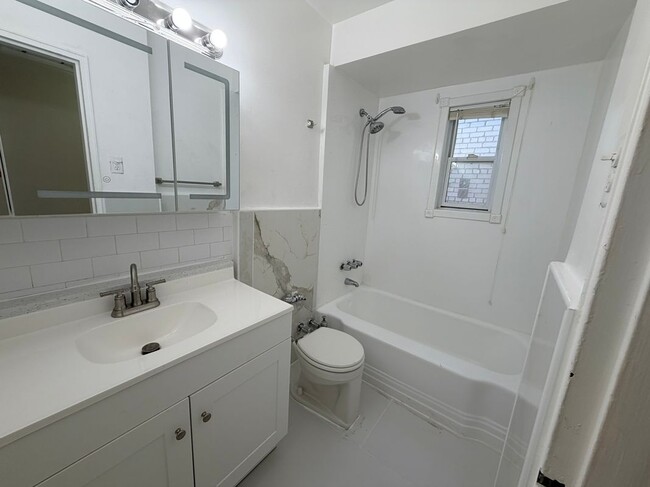 Building Photo - 2076 E 63rd St