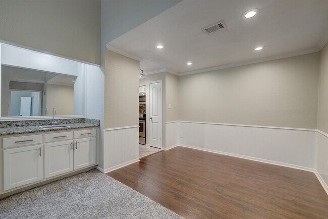 Building Photo - 5711 Sugar Hill Dr