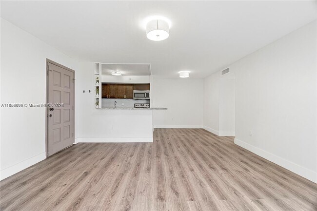 Foto del edificio - 4970 NW 102nd Ave
