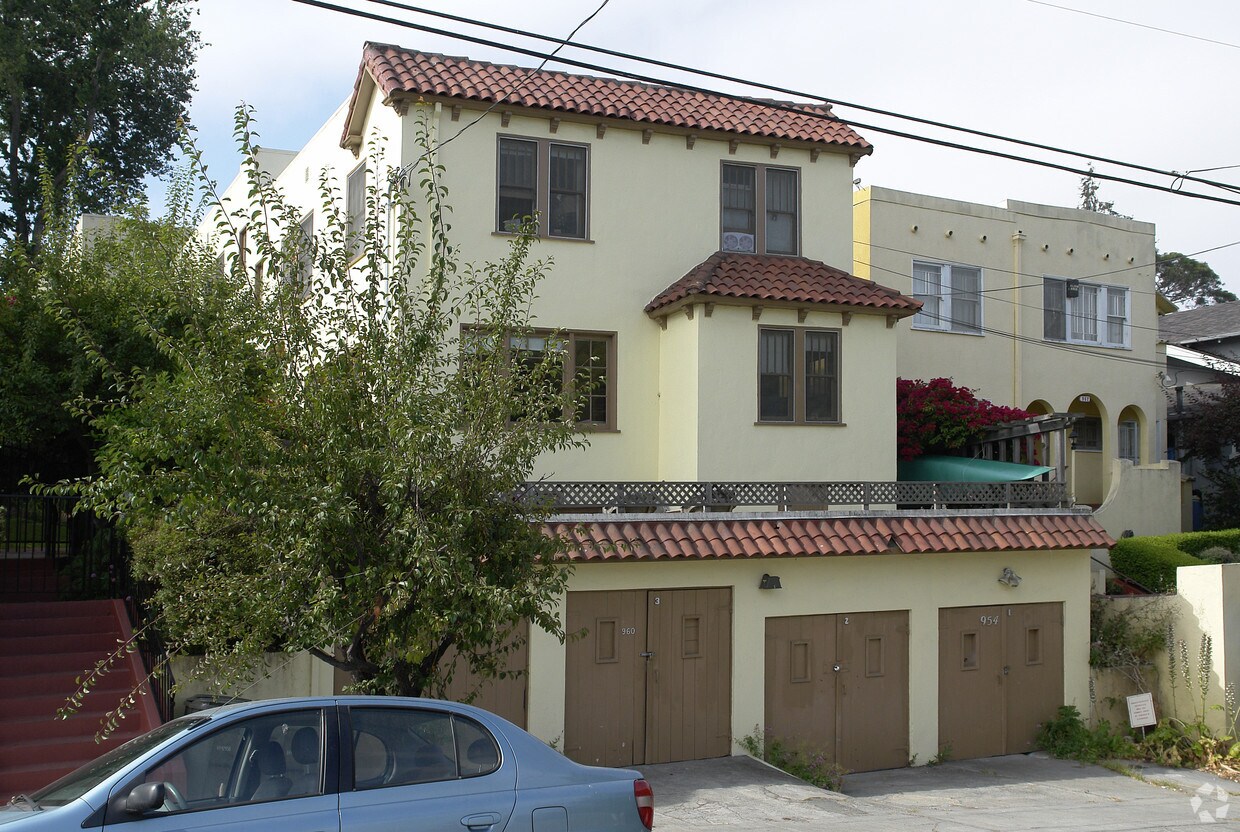 Primary Photo - 954-960 Bayview Ave