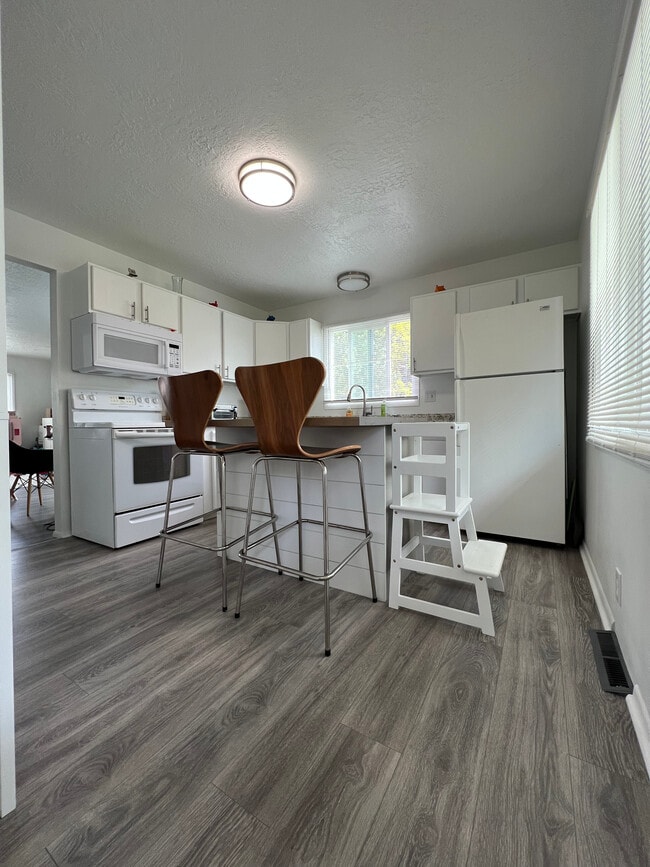 Kitchen - 264 E 500 N