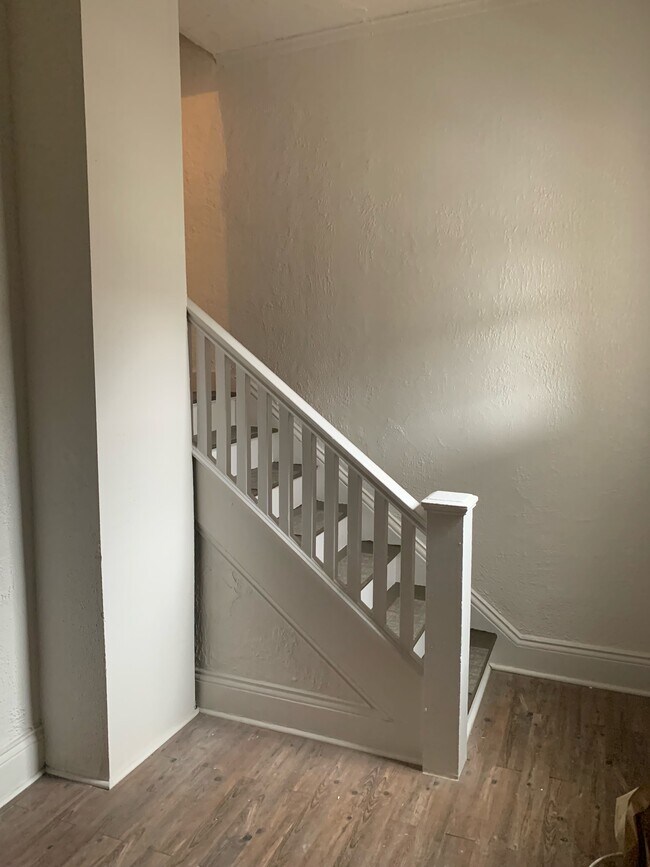 Foyer - 901 Grant St