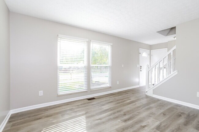 Foto del edificio - 5560 Deer Hill Dr