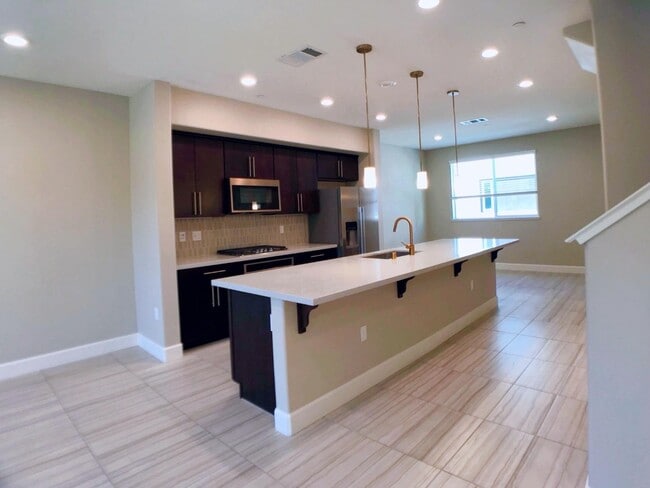 Building Photo - 111 Llano de los Robles Ave
