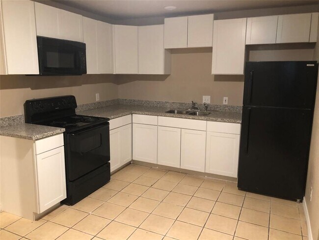 Foto del edificio - 713 Barren Springs Dr