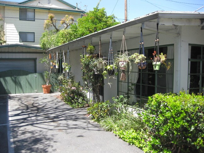Foto del edificio - 327 Western Ave