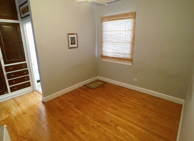 Photo - 1060 W Cornelia Ave Apartment