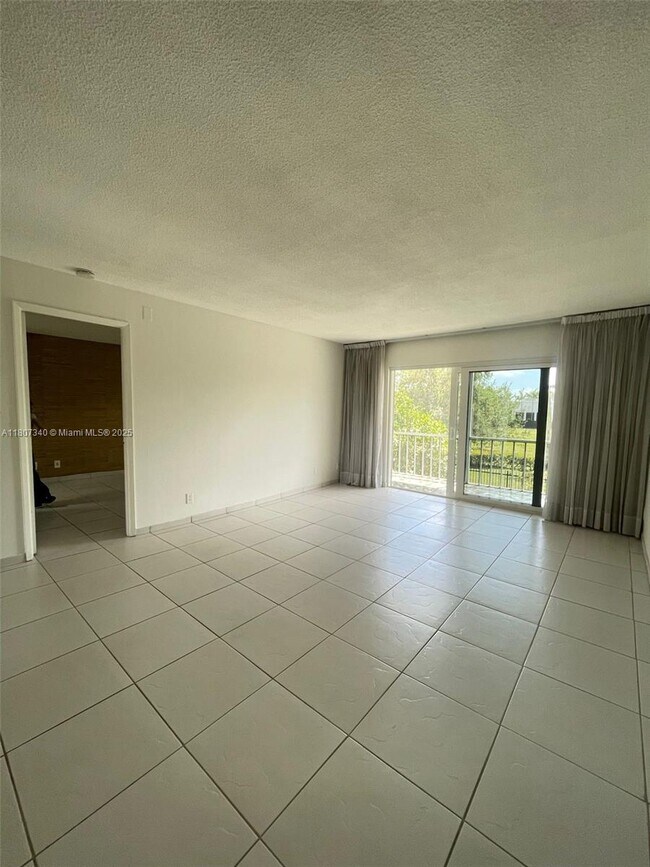 Foto del edificio - 950 Hillcrest Dr