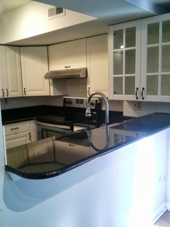 Breakfast Bar - 350 Briarcrest Dr