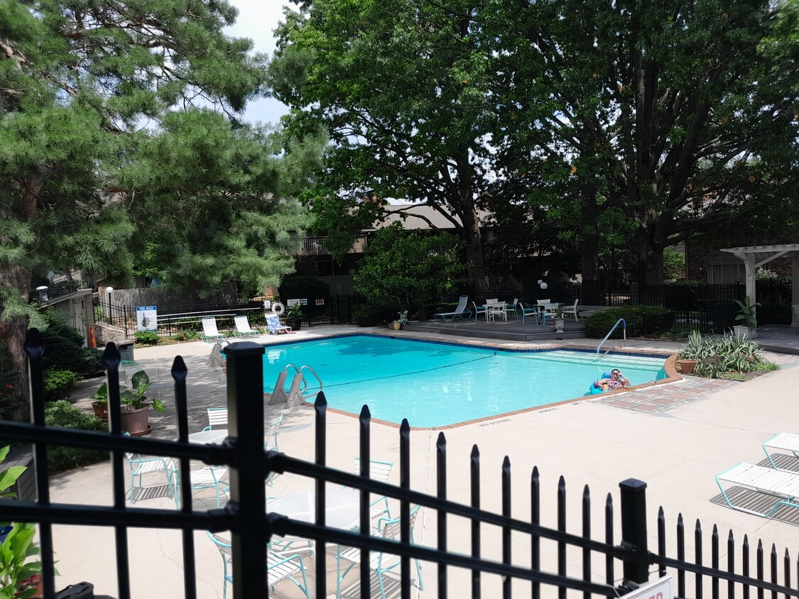 Foto principal - 8740 Metcalf Ave