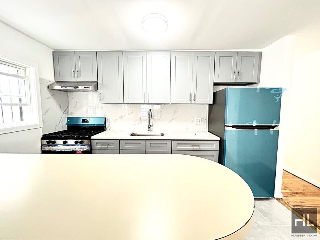 Foto principal - Spacious and Renovated Home with ample clo...
