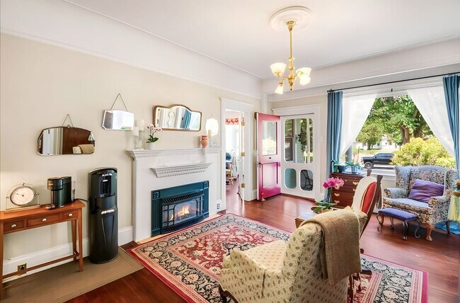 Foto del edificio - Queen Anne Victorian Home