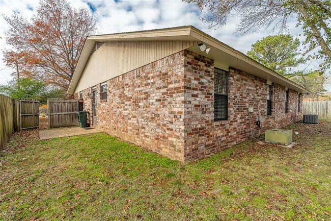 Foto del edificio - 2 Bedroom 2 bath duplex in East Fayetteville