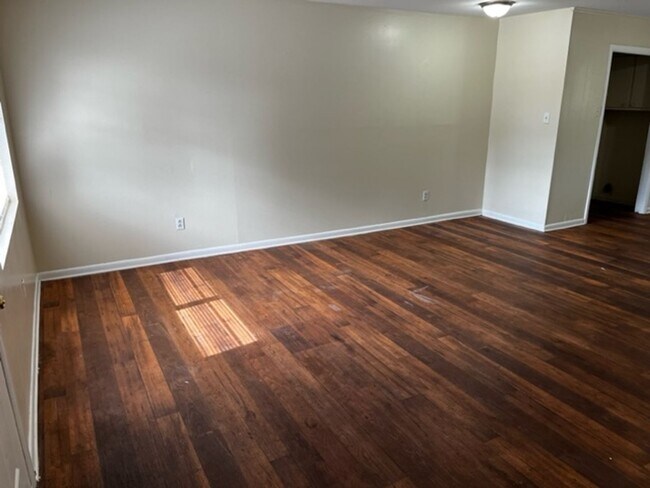 Building Photo - 2Bed/1Bath Duplex