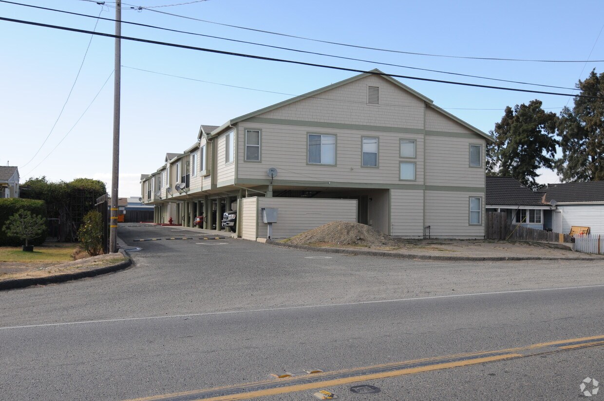 Primary Photo - 502 River Rd
